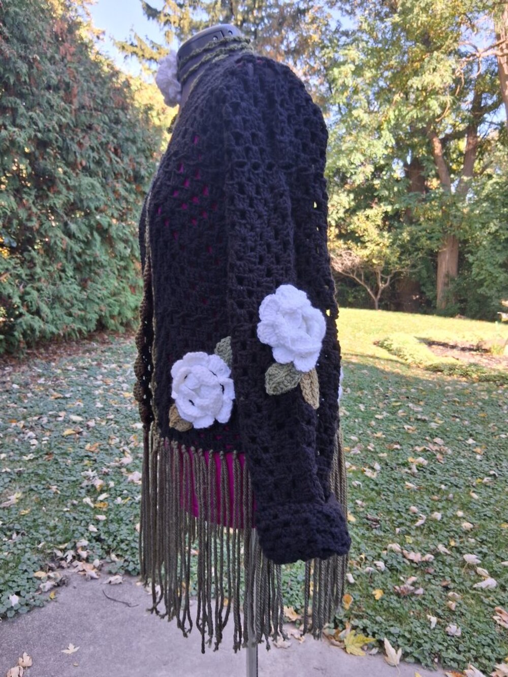 Black Granny Square Fringe with White Roses Sweater and Rose Wrap Necklace L.XL - Picture 7 of 12